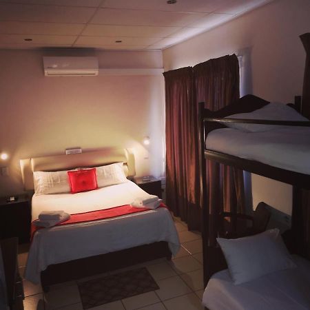 Aaa Rose Garden Guesthouse Mookgophong Eksteriør billede