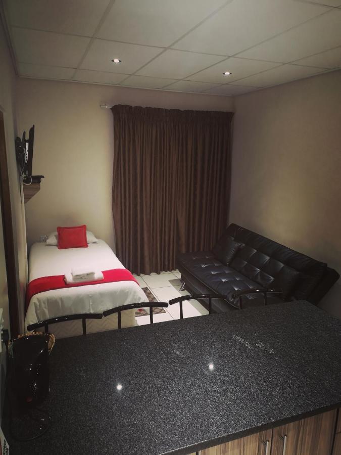Aaa Rose Garden Guesthouse Mookgophong Eksteriør billede