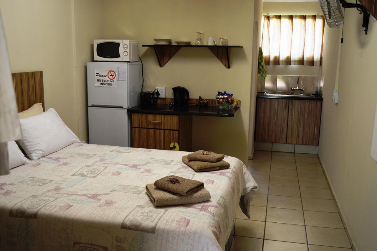Aaa Rose Garden Guesthouse Mookgophong Eksteriør billede