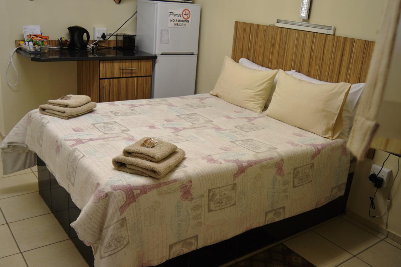 Aaa Rose Garden Guesthouse Mookgophong Eksteriør billede